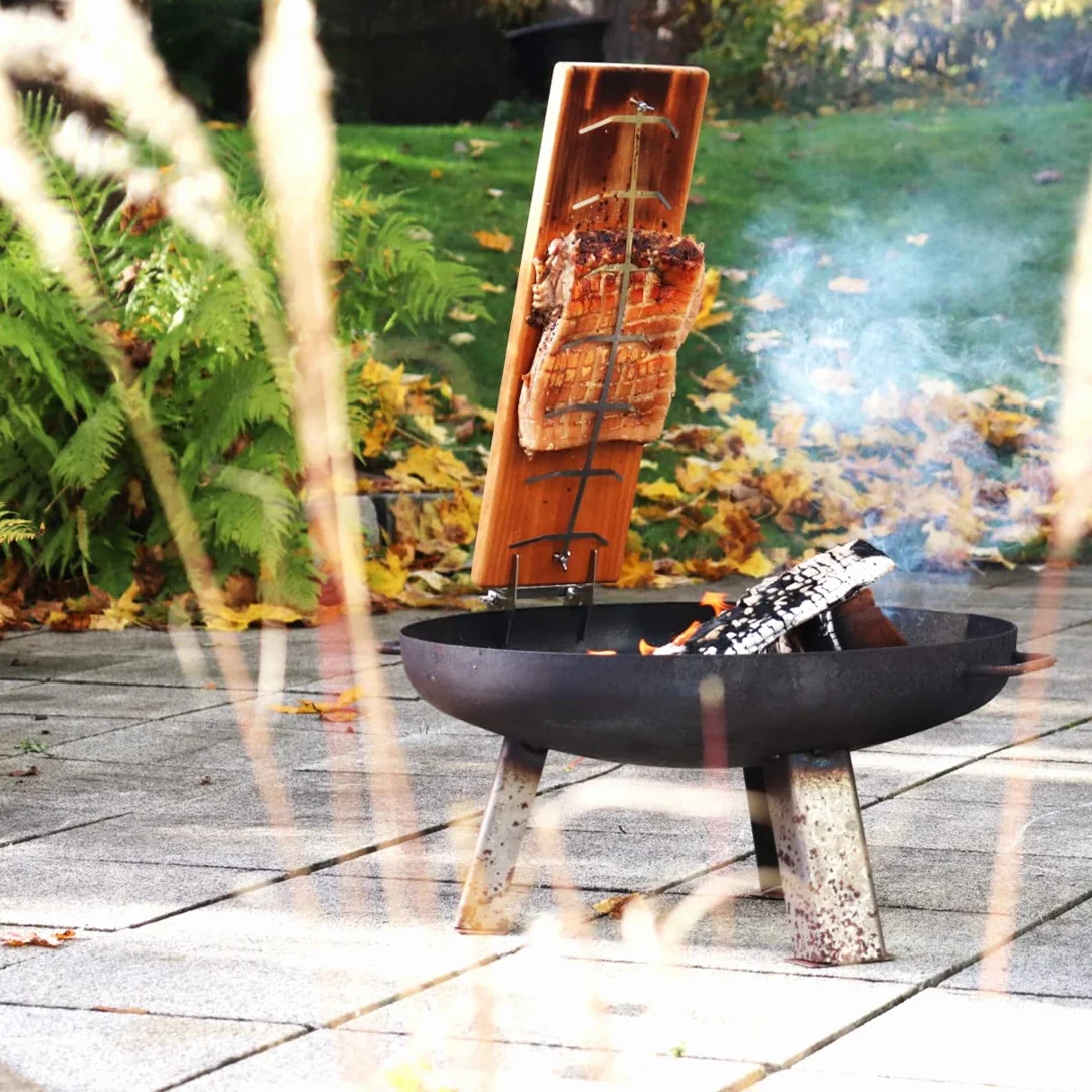 BargenBasics Großes Premium Flammlachsbrett mit Stabiler Edelstahl-Halterung - Grillzubehör für Feuerschalen und Kugelgrill