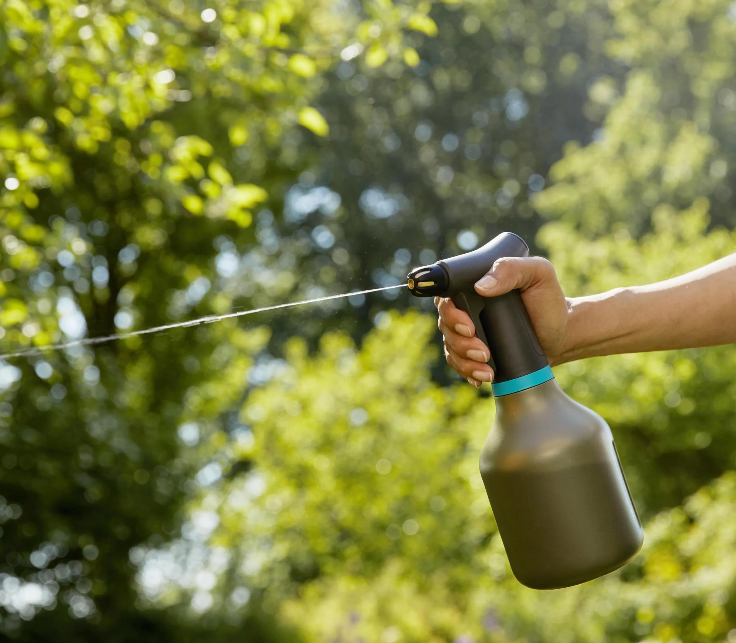 Gardena opryskiwacz z pompką 0.75 l: Opryskiwacz z pompką z funkcją 360°, mosiężna dysza regulowana od pełnego strumienia do mgiełki, duży otwór wlewowy, przezroczysta konstrukcja (11110-20)