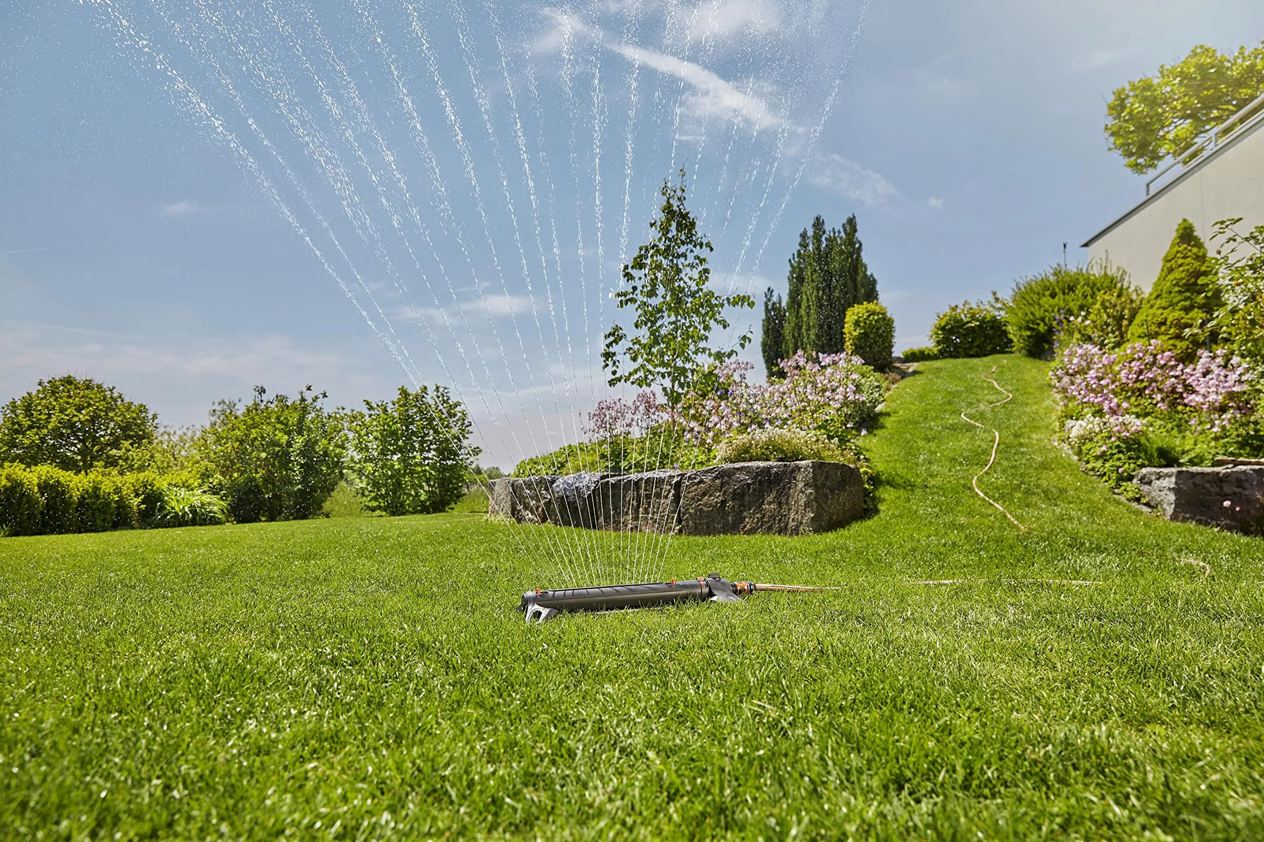 Gardena Zraszacz wahadłowy AquaZoom L: zraszacz do nawadniania obszarów o powierzchni 28–350 m², zasięg 7–21 m, szerokość zraszania 4–17 m, zintegrowany filtr metalowy (18714-20)