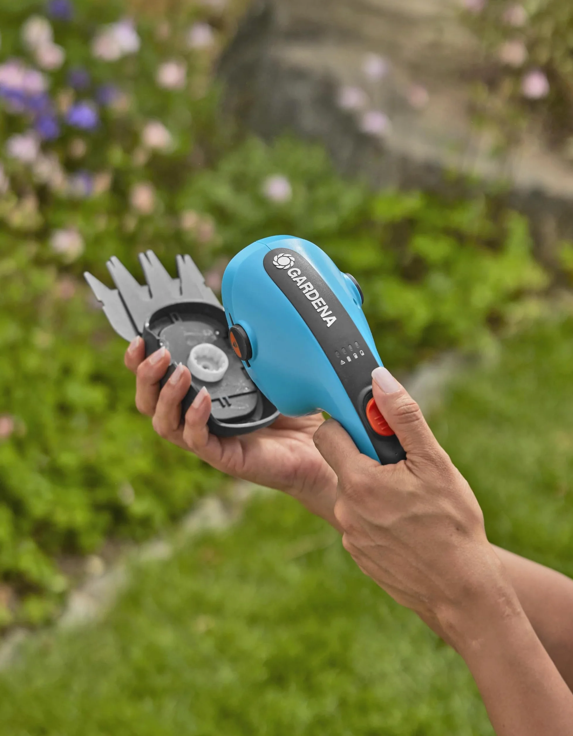 Gardena akumulatorowe nożyce do trawy ClassicCut Li: Nożyce do krawędzi trawników z szerokością cięcia 8 cm, komfortowy uchwyt ze wskaźnikiem naładowania LED, zmiana noży bez narzędzi (9884-20)