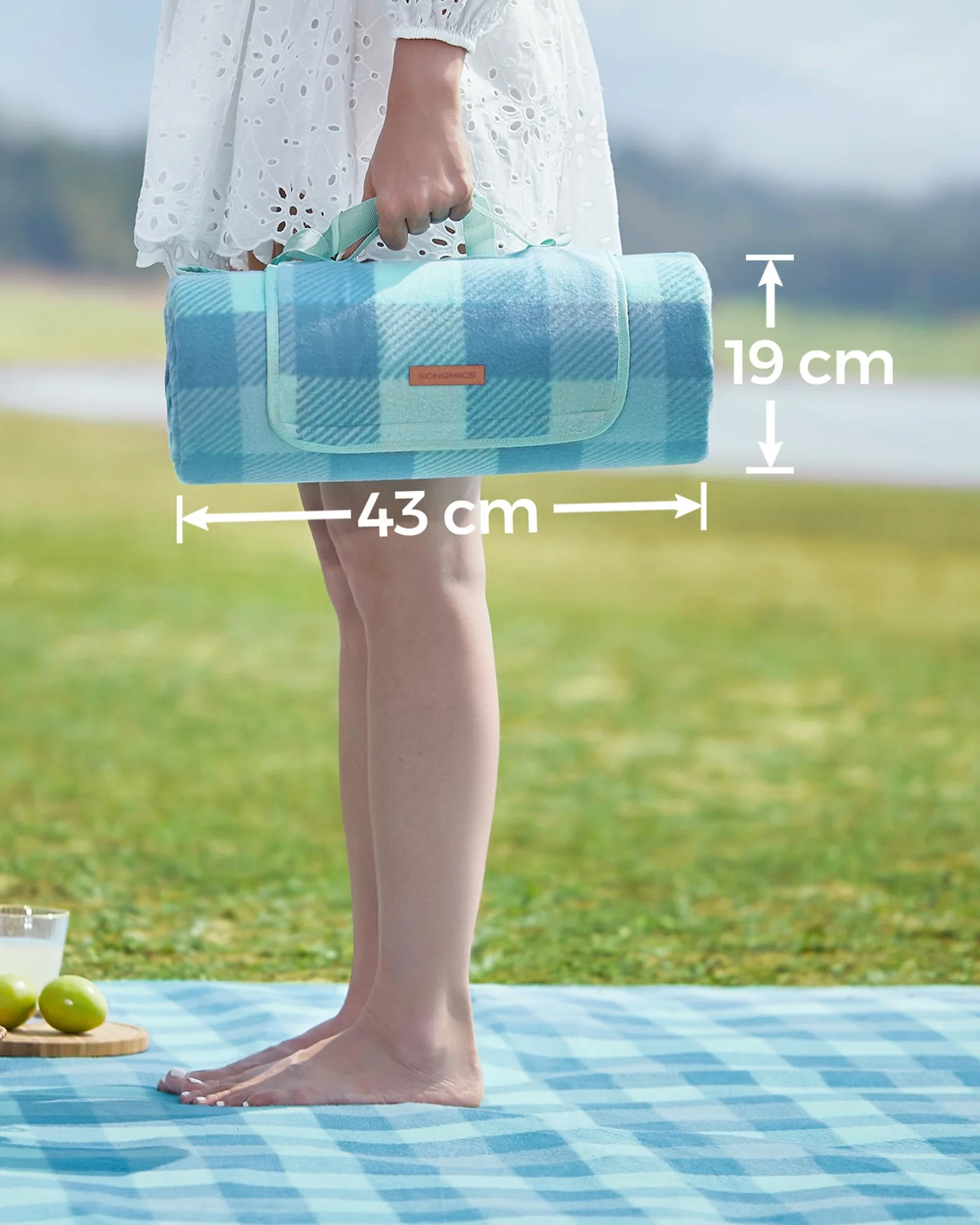SONGMICS Koc piknikowy, 200 x 200 cm, 4 śledzie zapobiegające nadmuchaniu, duża mata na kemping, do parku, ogrodu, na plażę, na zewnątrz, wodoodporny spód, składany i przenośny, zielony i niebieski