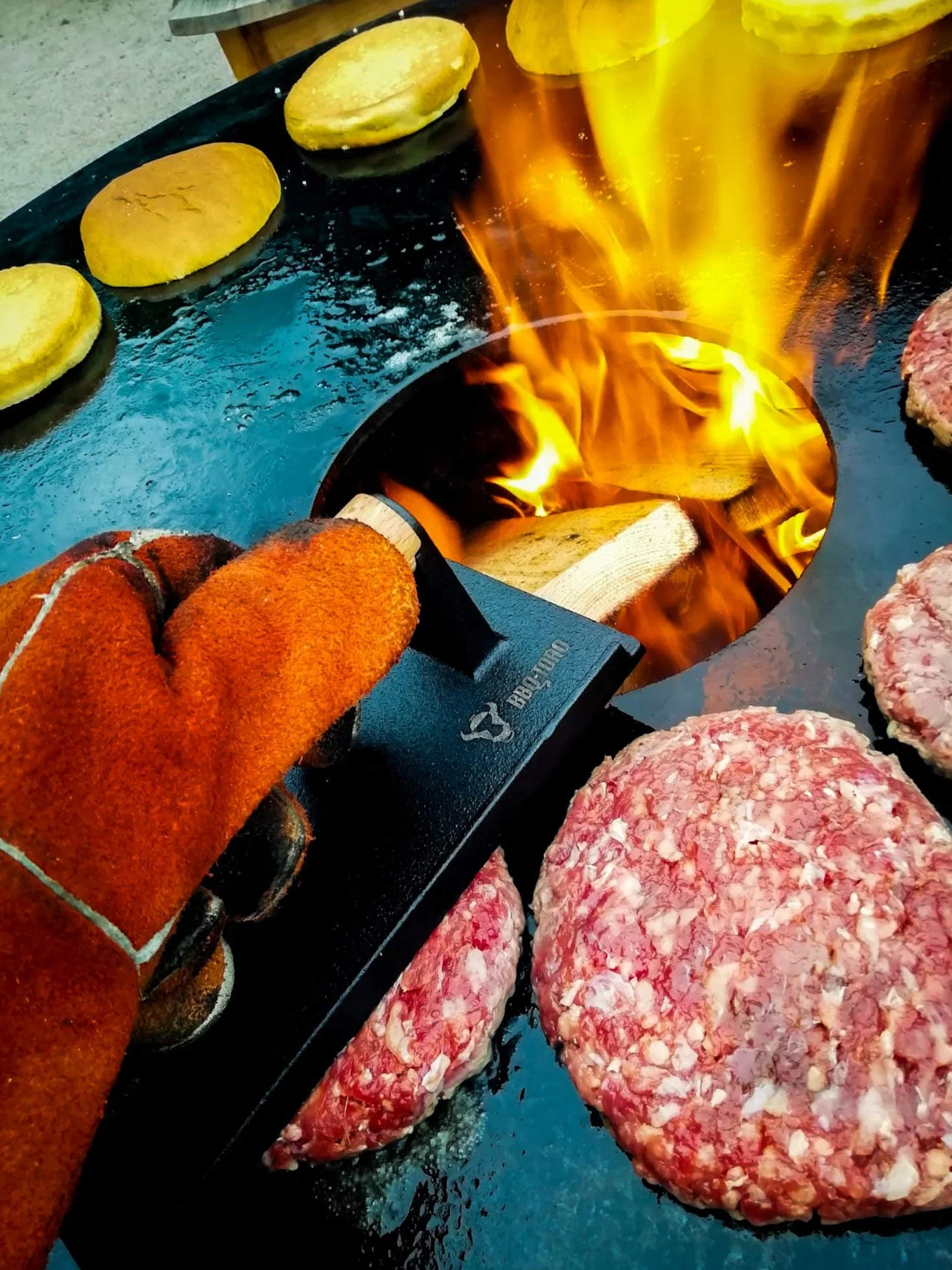 BBQ-Toro Uciężacz do mięsa z żeliwa odlewowego | 1 kg ciężar do grilla z drewnianym uchwytem | Prasa do hamburgerów, prasa do mięsa, prasa do steków, Burger Smasher z żeliwa odlewowego | Wagi do