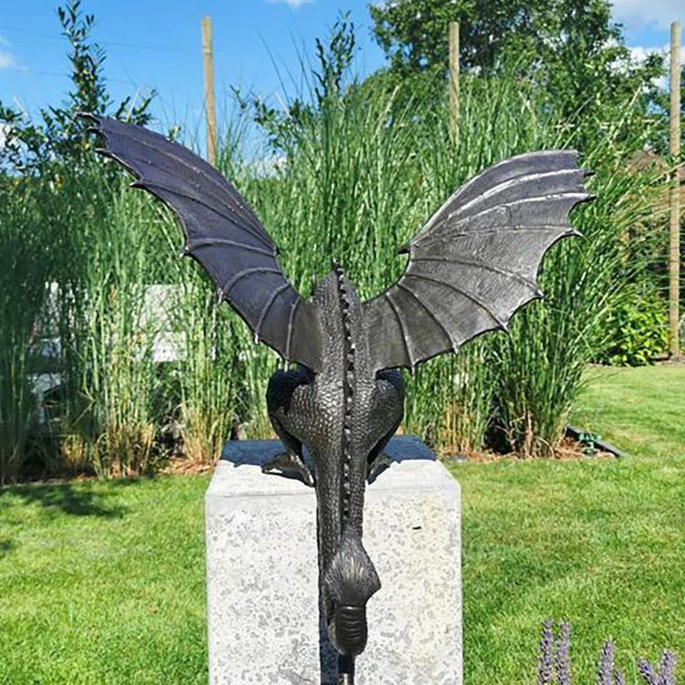 wodny, fontanna ogrodowa, smok, cechy do ogrodu, gotycki smok, statuetka, rzeźba, żywica, pejzaż wodny, do ogrodu, ozdoby, dekoracja ogrodu