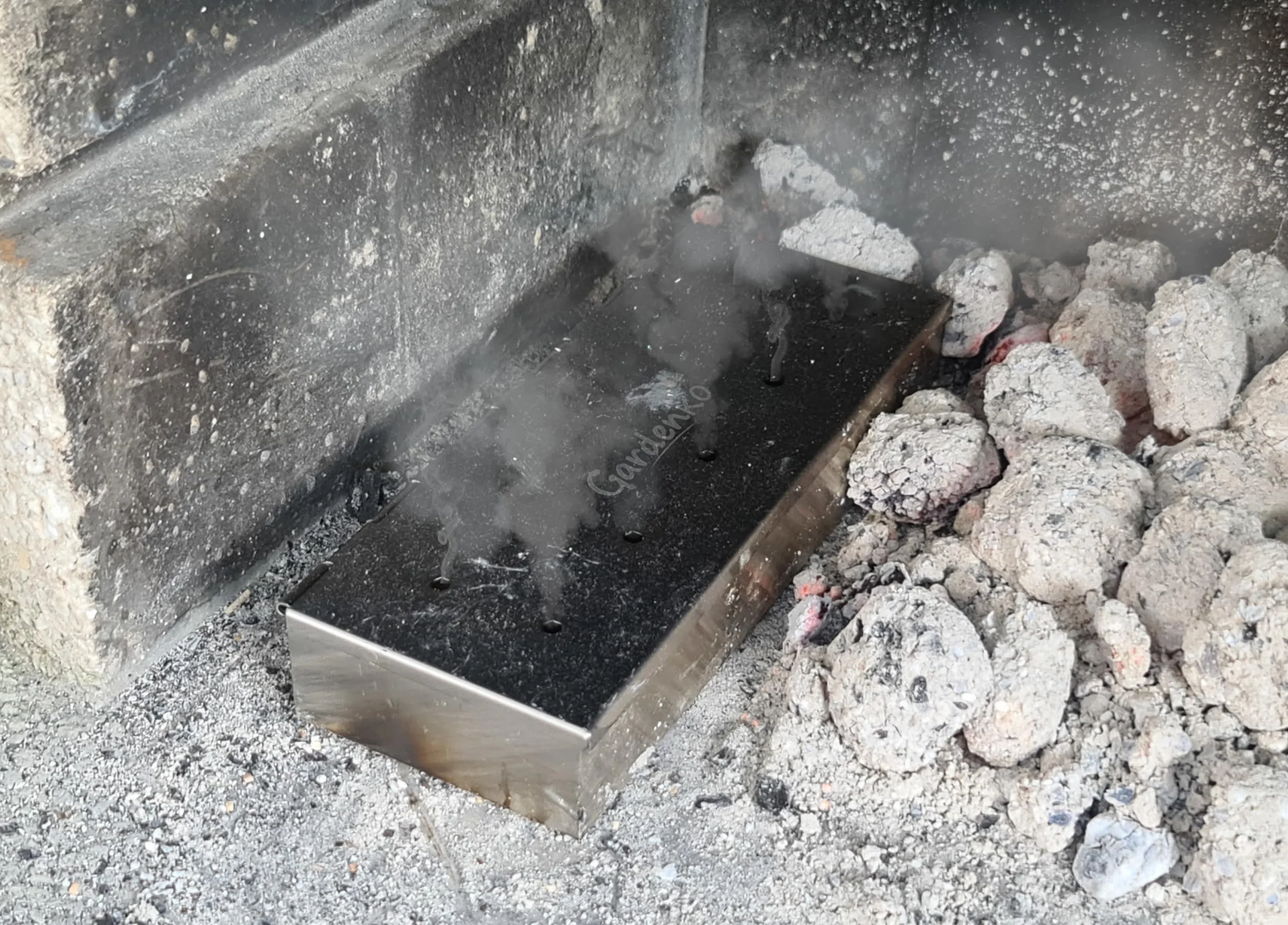Generator Dymu do Grilla i Wędzenia ze Stali Nierdzewnej + Zrębki Olcha Buk | Skrzynka Wędzarnicza do Grilla Gazowego, Węglowego, Elektrycznego
