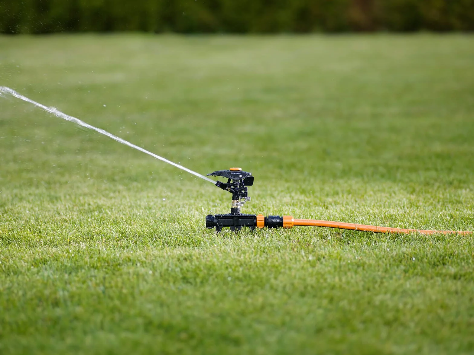 Fiskars Zraszacz pulsacyjny XL, Regulowane obroty, strumień i obszar nawadniania, Uniwersalny rozmiar, Obszar nawadniania o ø do 26 m, 466 g, Czarny/pomarańczowy, 1023658