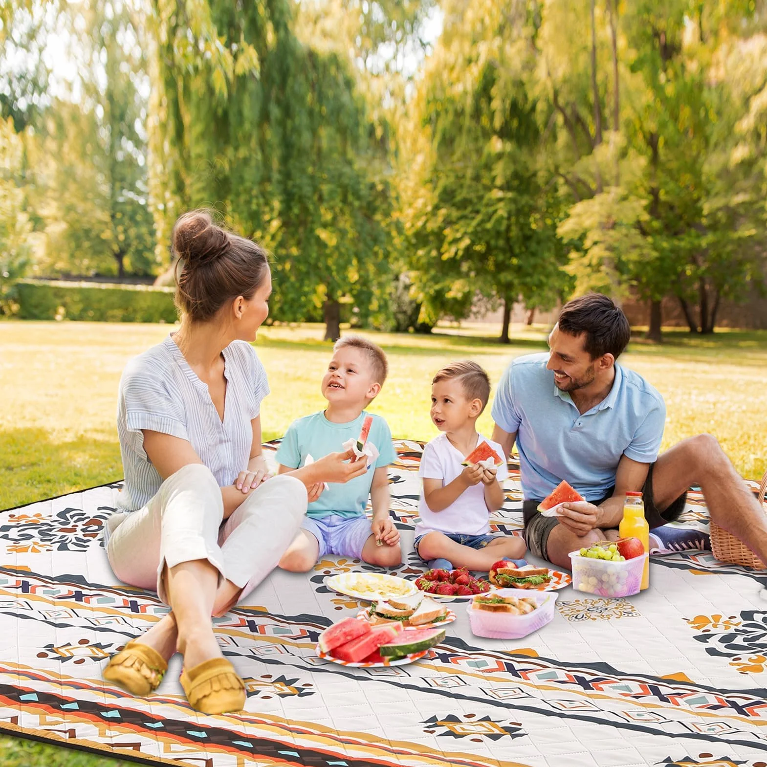HAUSPROFI Koc piknikowy w stylu boho 200 x 200 cm, wodoszczelny i izolowany – XXL koc outdoorowy na piknik, plażę, do ogrodu. Koc kempingowy wyściełany bawełną, wraz z uchwytem do noszenia i śledziami