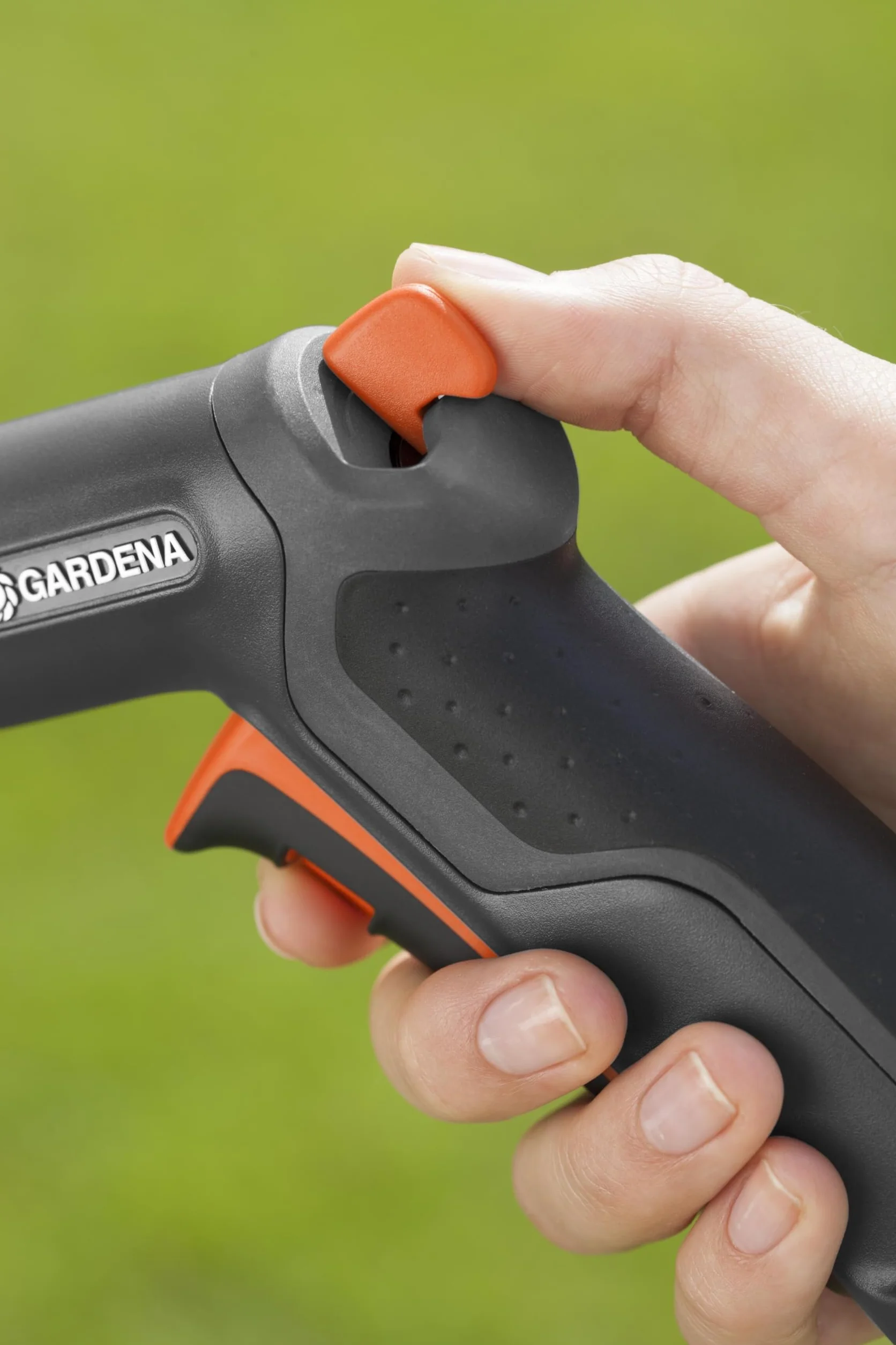 Gardena Pistolet zraszający Premium: solidnie zbudowany pistolet do czyszczenia i nawadniania, z wyzwalaczem impulsowym i stałą blokadą, ochrona przed mrozem (18305-20)