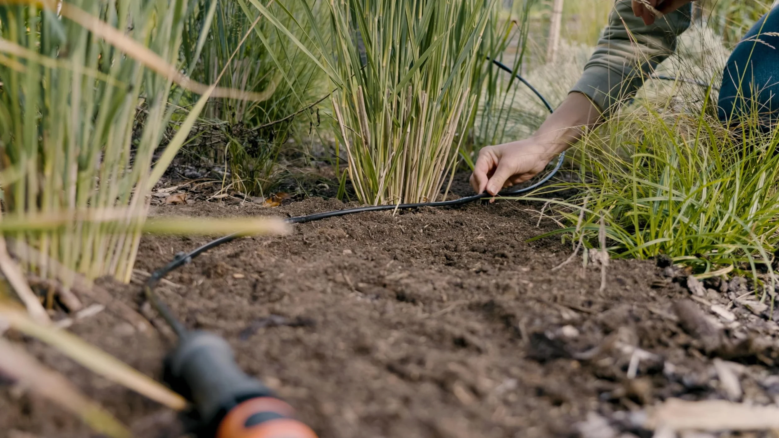 Gardena linia kroplująca do rzędów roślin – zestaw S: system nawadniania ogrodowego Micro-Drip zapewnia oszczędzające wodę, łagodne nawadnianie rzędów roślin (13010-20)
